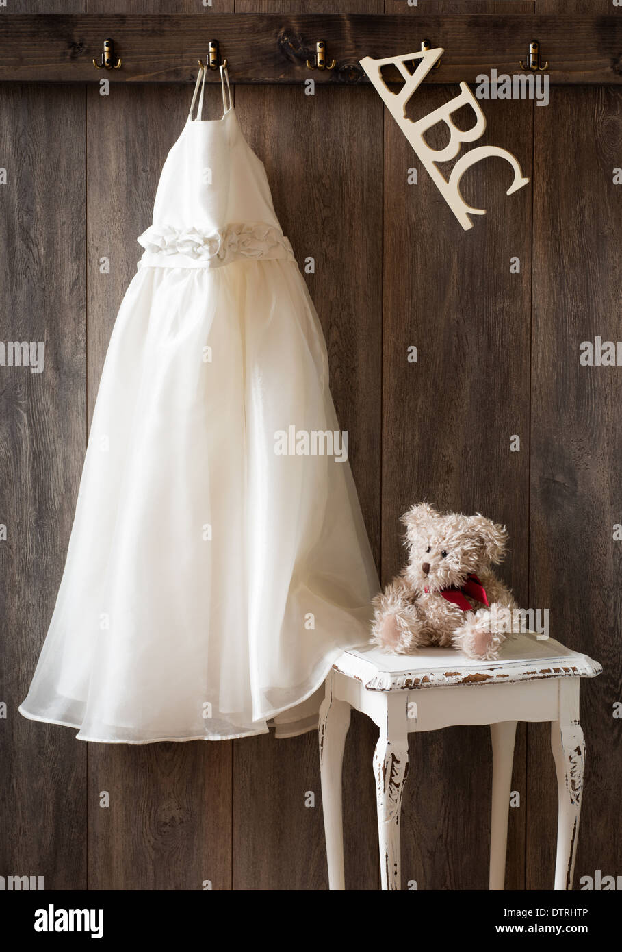 Belle robe en pépinière avec des lettres ABC et teddy bear sitting on table Banque D'Images