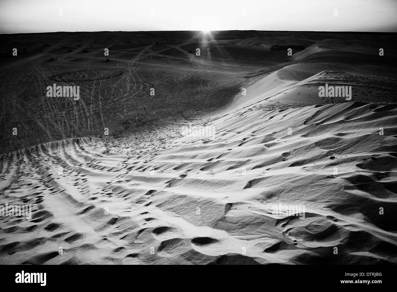 Voir au coucher du soleil sur les dunes de l'Ong Jemel dans le désert du Sahara en Tunisie. Banque D'Images