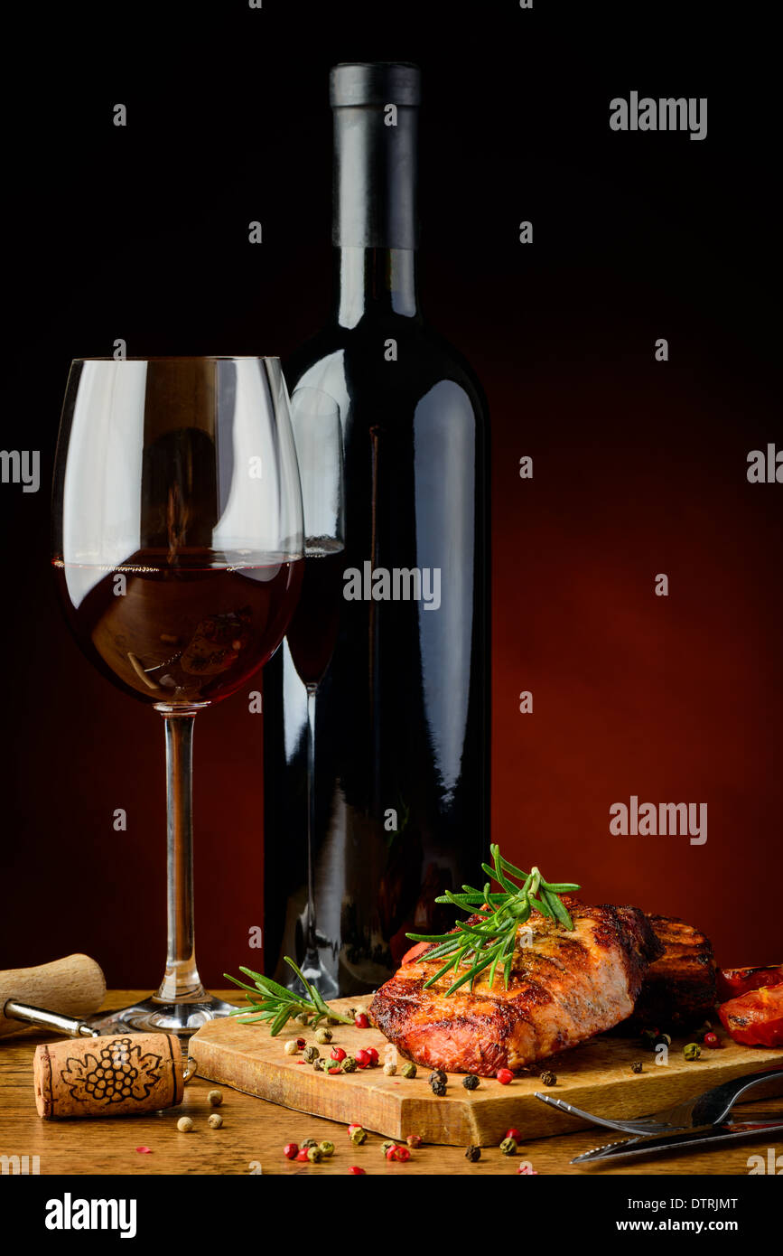 Nature morte avec de la viande grillée, le romarin et le vin rouge Banque D'Images