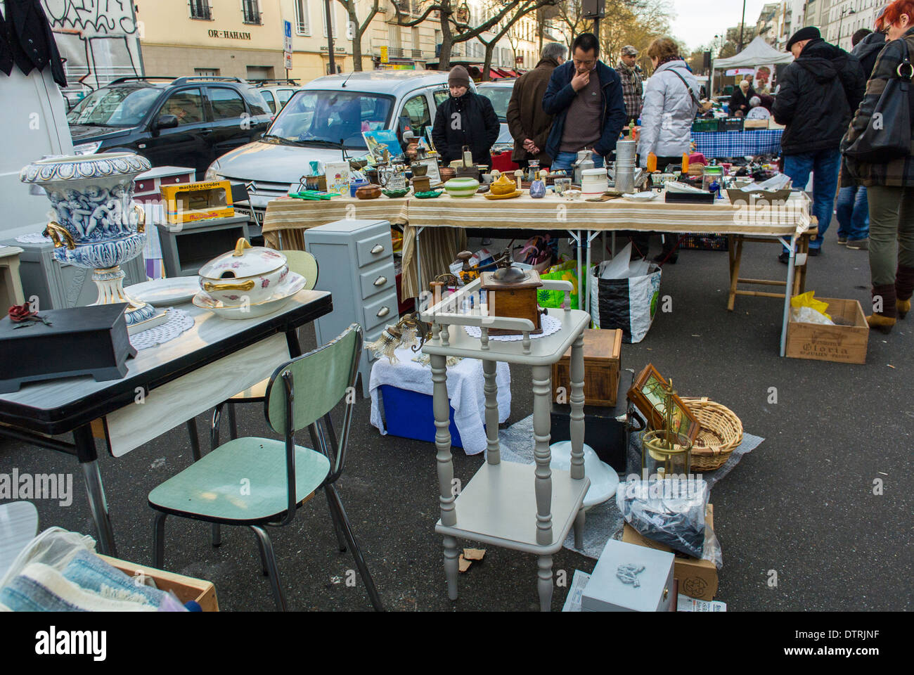 Paris, France., les gens Français Shopping Brocante dans région de  Belleville, rue du marché sur les meubles VIntage Photo Stock - Alamy