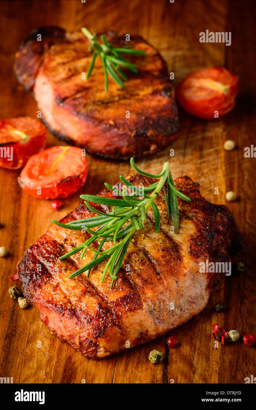 La vie toujours avec des grillades de viande de boeuf et de romarin Banque D'Images