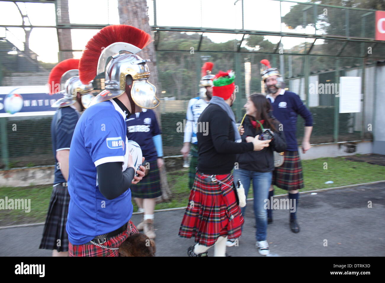 Rome, Italie. 22 février 2014 fans de rugby. l'extérieur du stade olympique de Rome pour le match des six nations l'Italie contre l'Ecosse. Credit : Gari Wyn Williams / Alamy Live News Banque D'Images