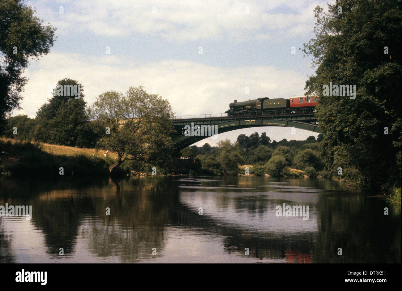 Locomotive vapeur Hagley Hall traversant le pont Victoria sur la Severn Valley Railway Uk Banque D'Images