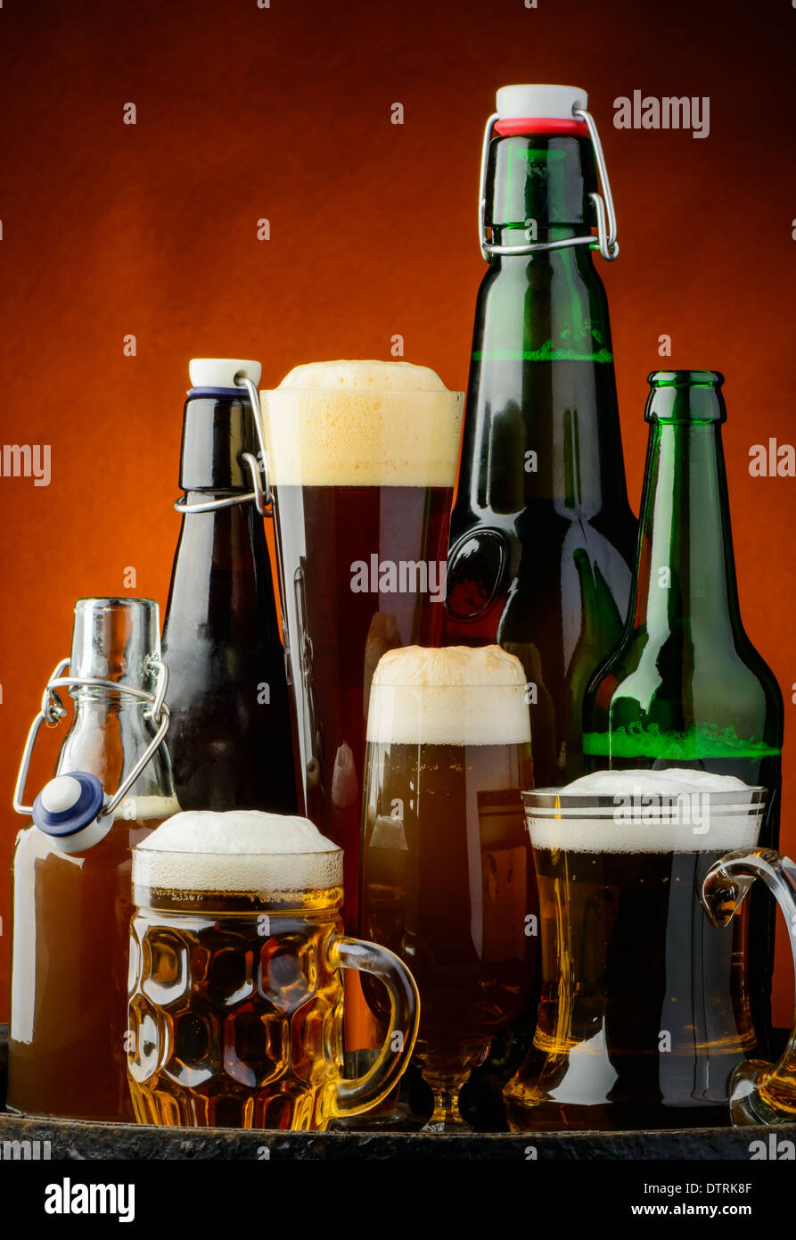 La vie toujours avec l'arrière-plan différentes bouteilles de bière Banque D'Images