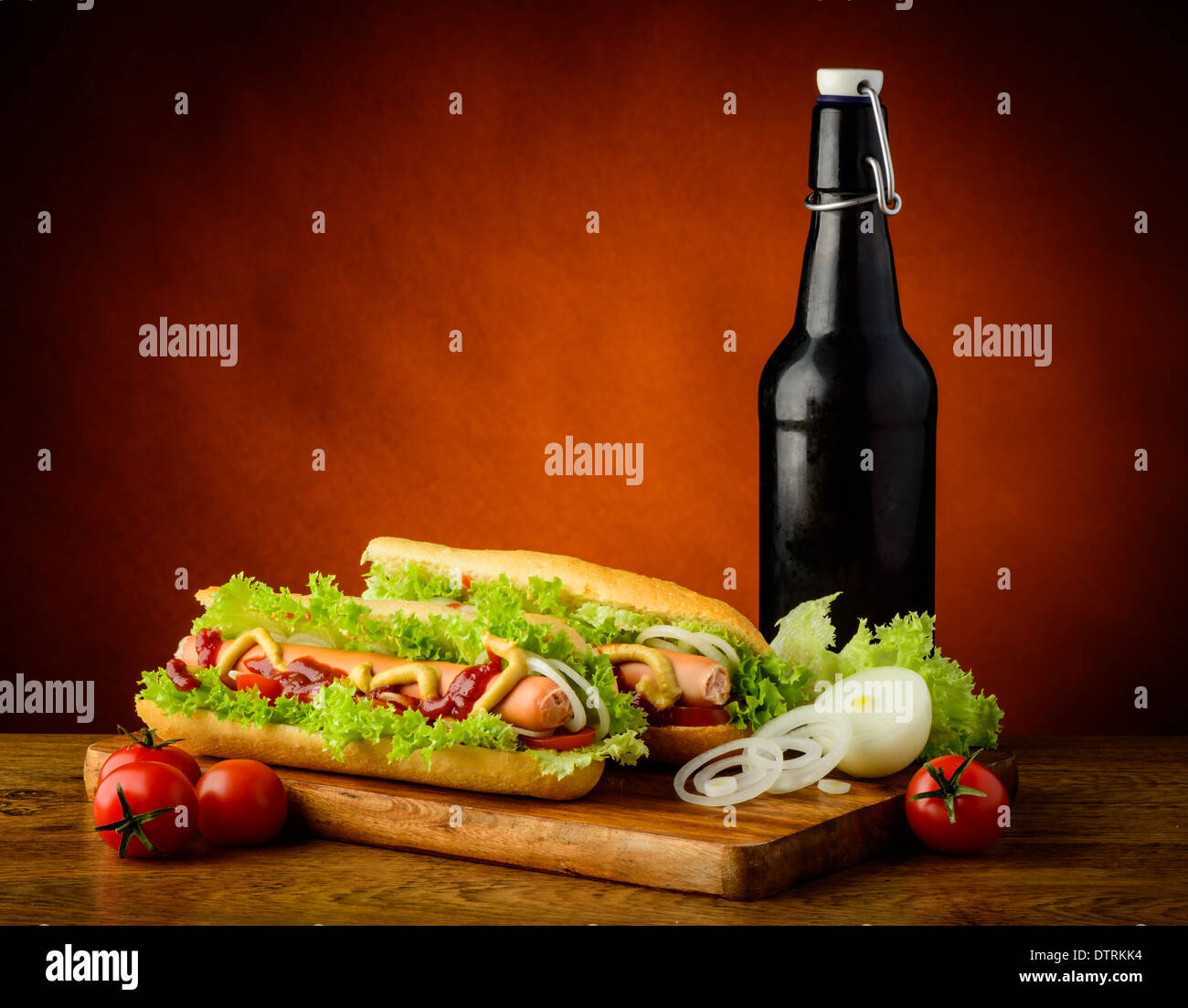 Still Life with hot dog menu, légumes et bouteille de bière Banque D'Images