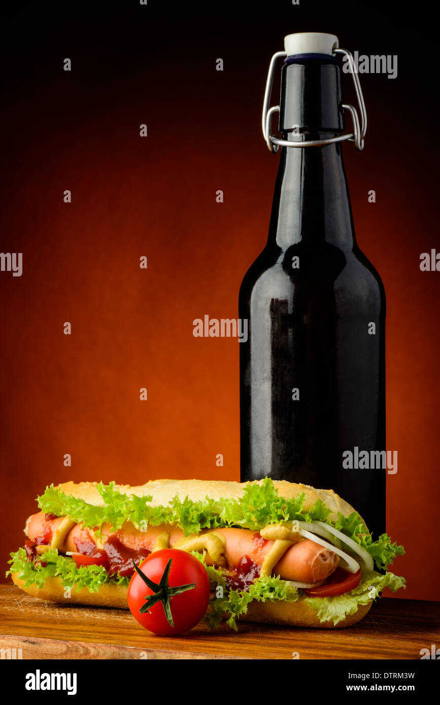 Hot dog traditionnels menu avec hot-dog, de légumes et de bouteille de bière Banque D'Images