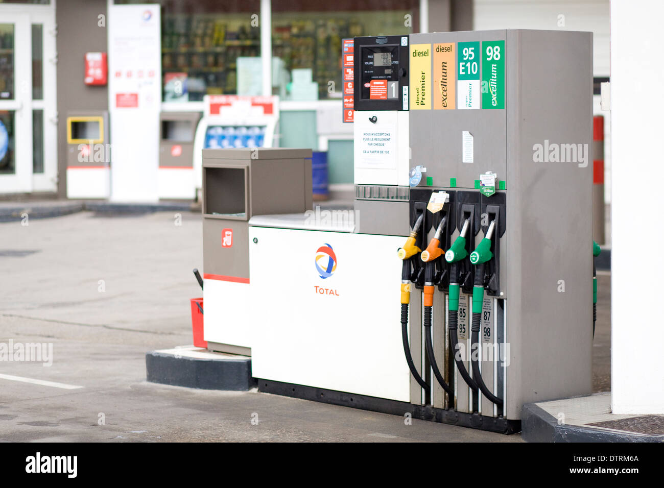 Station essence Total pompes à essence sur l'avant-cour Photo