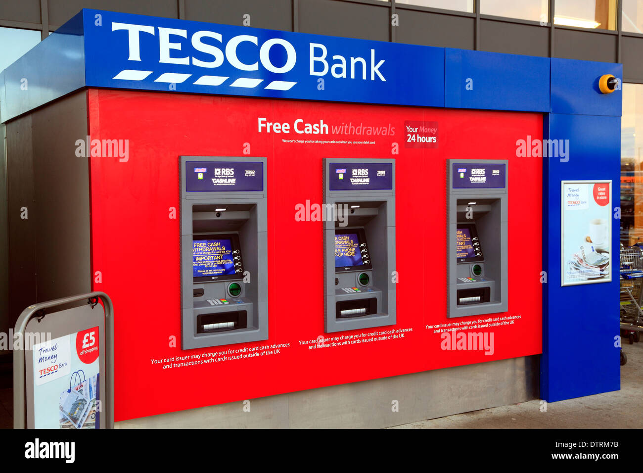 Distributeur de billets de banque Tesco cash machines ATM machine point guichets automatiques Distributeurs de Kings Lynn Norfolk England UK Banque D'Images