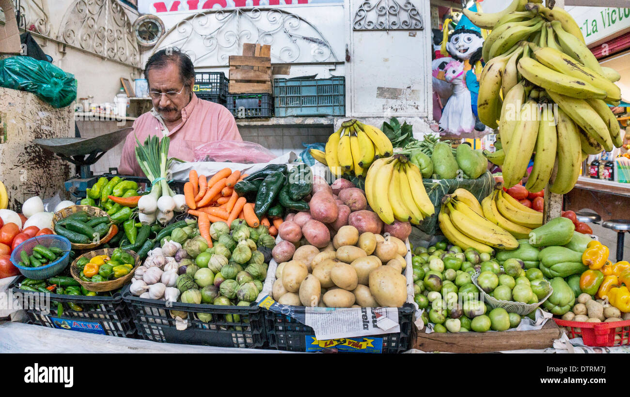 Vendeur de légumes à caler au mercado Marché de La Merced sont soigneusement disposées avec affichage des produits frais et sans tache la banane Oaxaca Banque D'Images