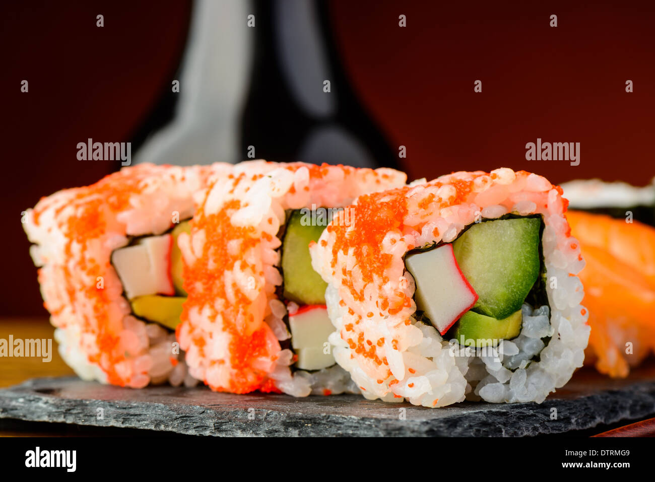 Closeup détail de california rolls sushi uramaki Banque D'Images