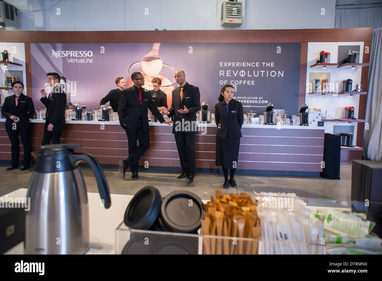 Baristas alignés prêts à servir de marque Nespresso café single shot à un événement promotionnel à New York Banque D'Images