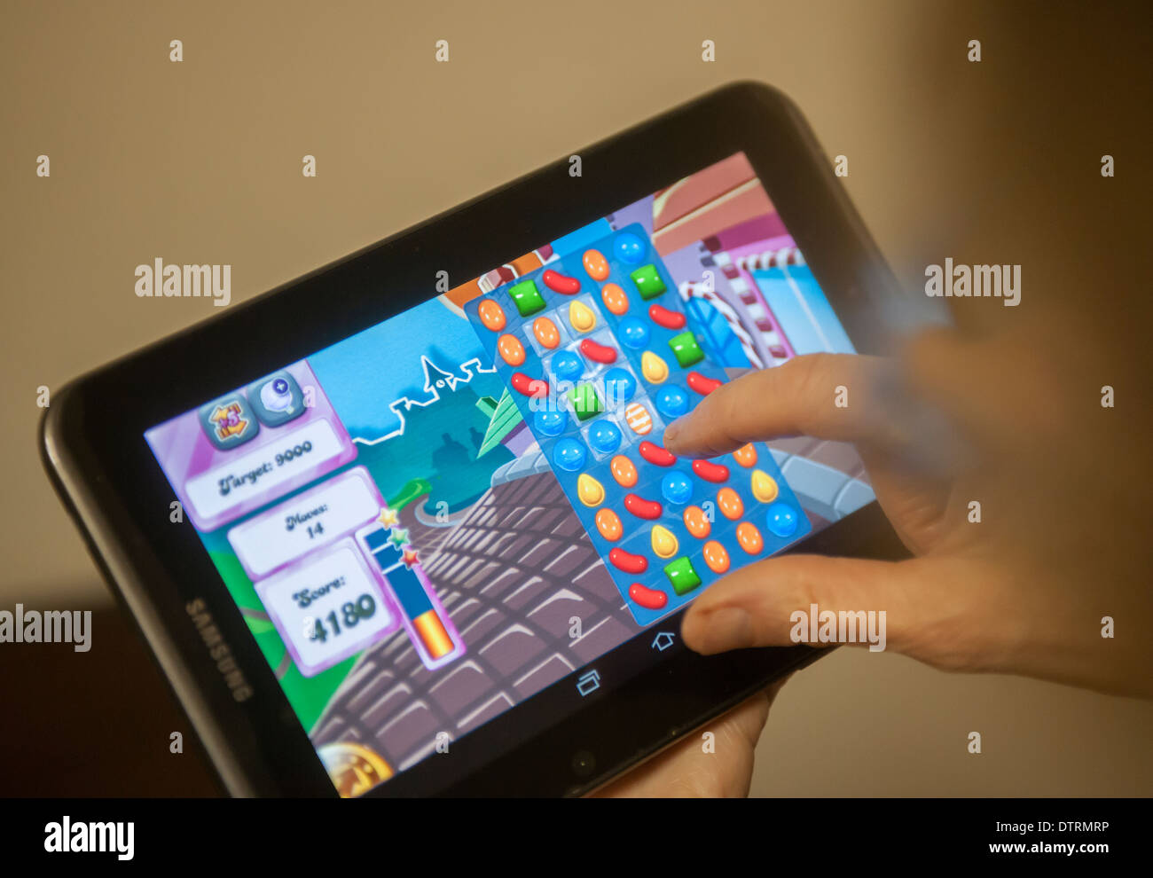 Le populaire jeu mobile Candy Crush Saga est vu à l'écran d'une tablette à  New York Photo Stock - Alamy