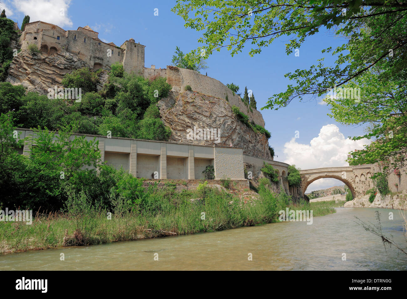 Pont romain sur la rivière Ouveze et partie ancienne de Vaison-la-Romaine, Vaucluse, Provence-Alpes-Cote d'Azur, dans le sud de la France Banque D'Images