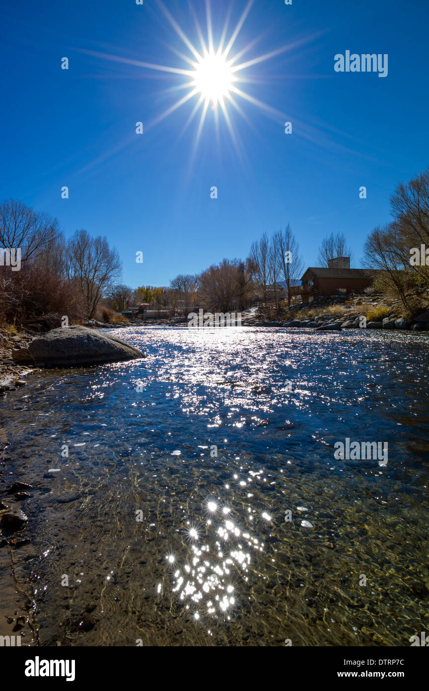 L'Arkansas RIver traverse le centre-ville de quartier historique de la petite ville de montagne de Salida, Colorado, USA Banque D'Images