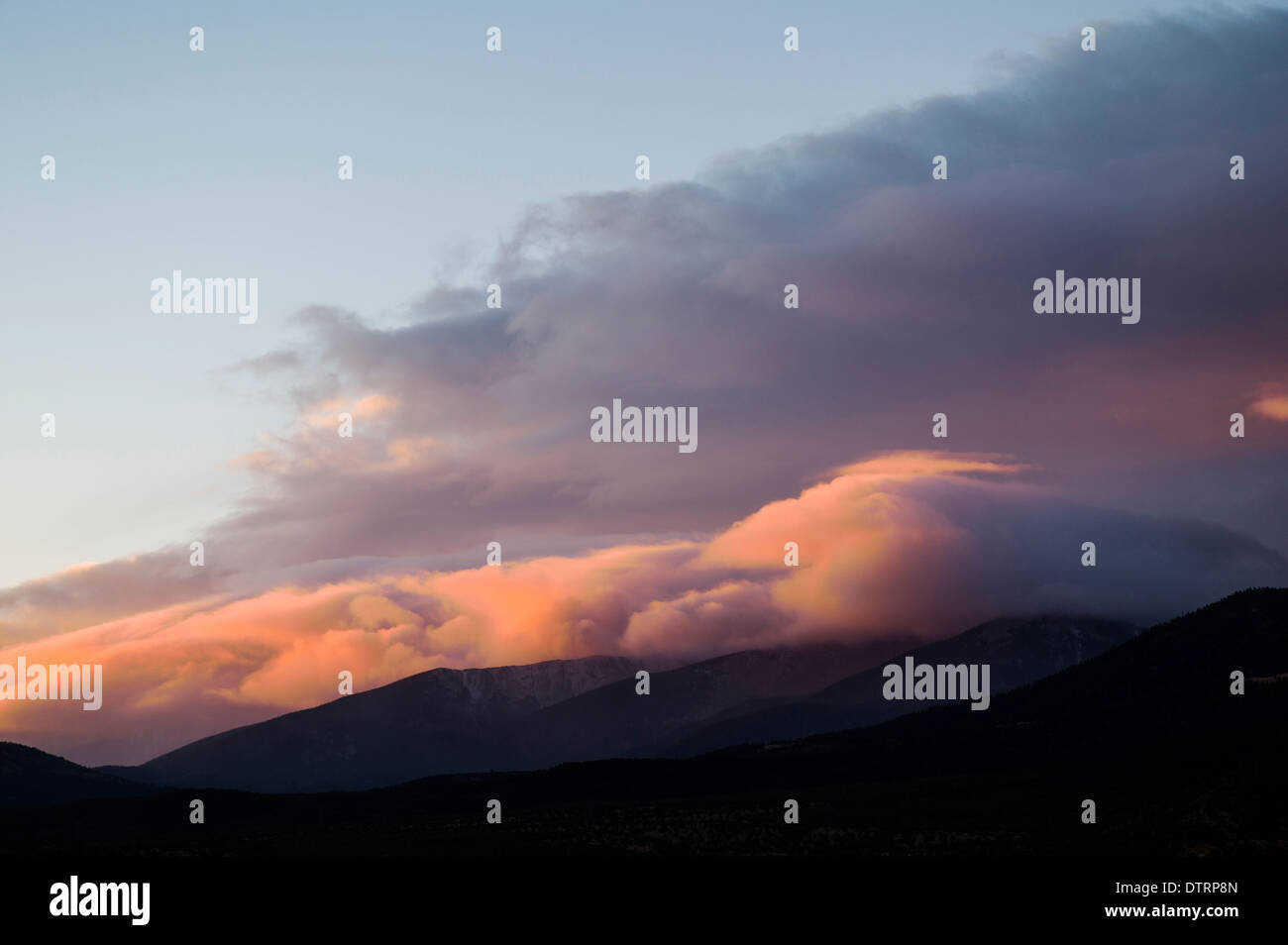 Coucher Soleil nuages roses et rouges plus de Salida, Colorado, USA Banque D'Images