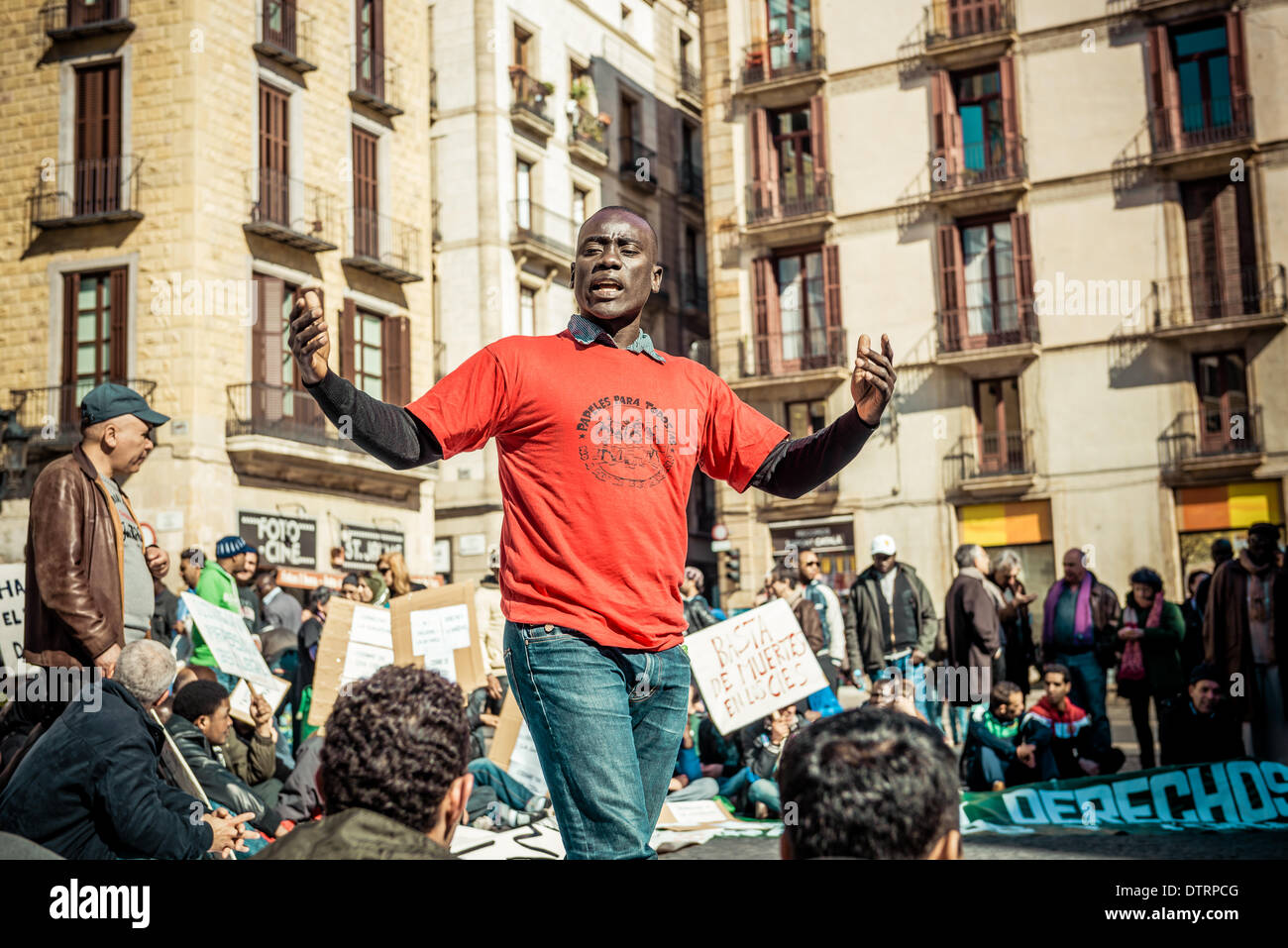 Barcelone, Espagne. Février 23, 2014 : Un militant d'immigrants parle à des manifestants lors d'une concentration pour les immigrants de l'homme et des papiers et contre les centres de l'immigration à Barcelone : Crédit matthi/Alamy Live News Banque D'Images