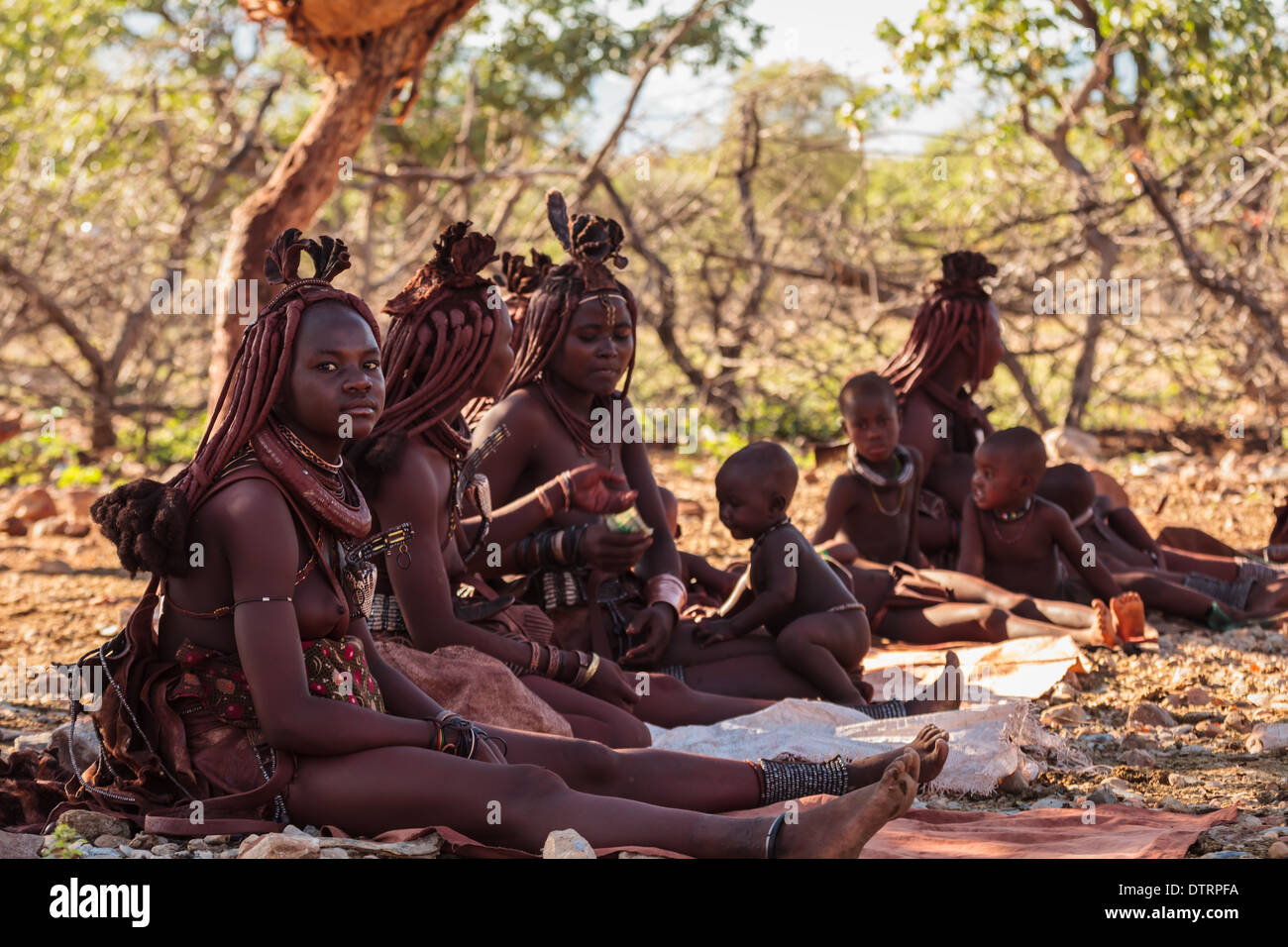 Les femmes autochtones se réunissent pour fabriquer des poupées en argile montrant leur culture tribale aux touristes à Damaraland, en Namibie Banque D'Images