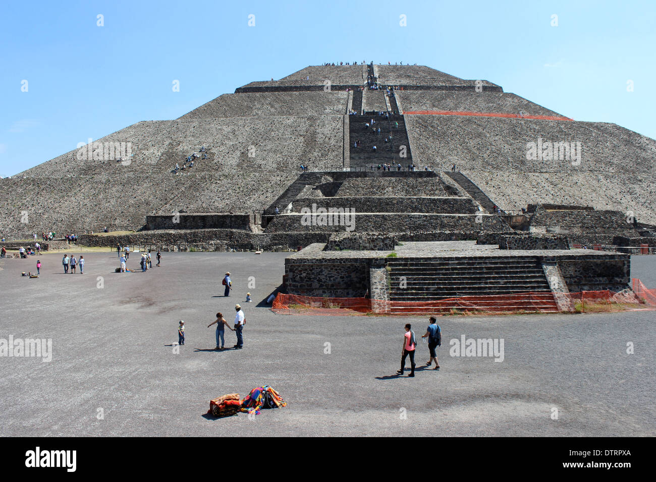 À la montée des marches de la Pyramide du soleil, Teotihuacan Pyramids, Mexique - Cœur de site Banque D'Images