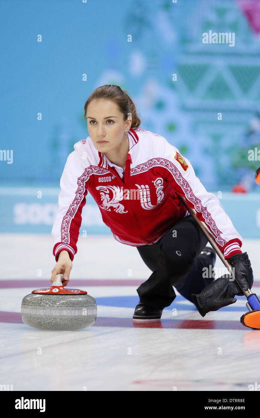 Sochi, Russie. Feb 17, 2014. Anna Sidorova (RUS) Curling : Women's Round Robin entre le Sud de la Russie - GBR au 'Centre de CURLING ICE CUBE' pendant la SOTCHI Jeux Olympiques d'hiver de 2014 à Sotchi, Russie . © Yusuke Nakanishi/AFLO SPORT/Alamy Live News Banque D'Images