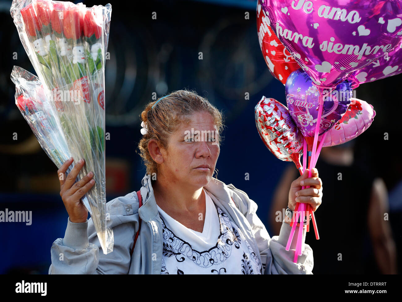 Femme vendant Saint-valentin produits, Marché Municipal, Granada, Nicaragua Banque D'Images