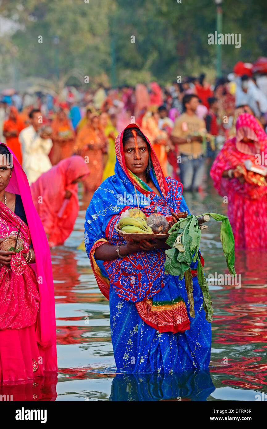 Au cours de la femme hindoue Chhath festival, New Delhi, Inde / New Dehli, fête hindoue, femme indienne Banque D'Images Au cours de la femme hindoue Chhath festival, New Delhi, Inde / New Dehli, fête hindoue, femme indienne Banque D'Images