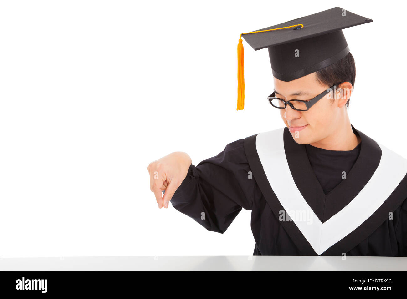 Smiling étudiant diplômé en se concentrant pour attraper quelque chose en studio Banque D'Images