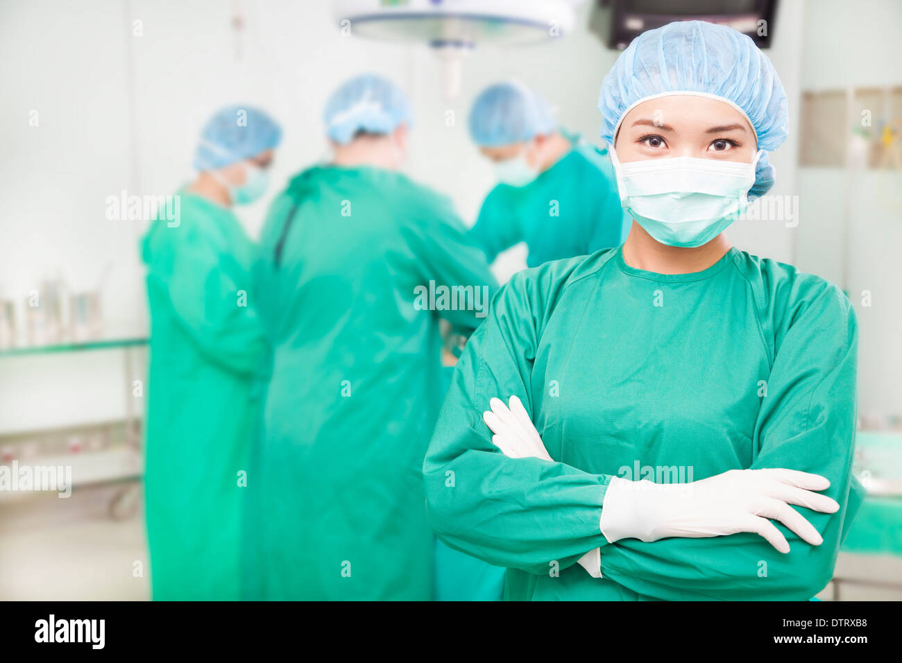 Confiant femmes chirurgiens mains croisées avec des équipes en clinique Banque D'Images