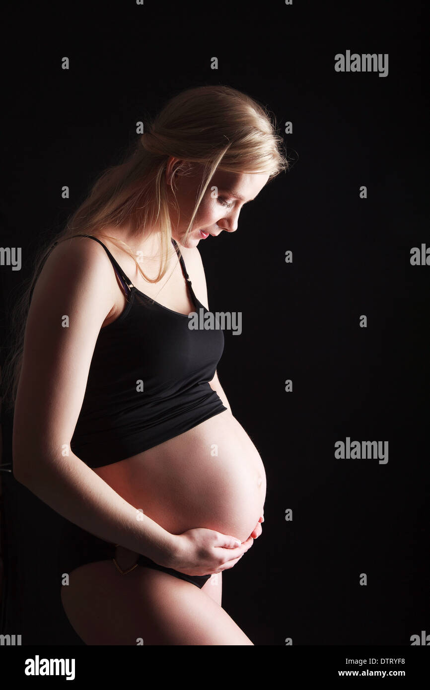 Jolie femme au dernier mois de la grossesse Banque D'Images