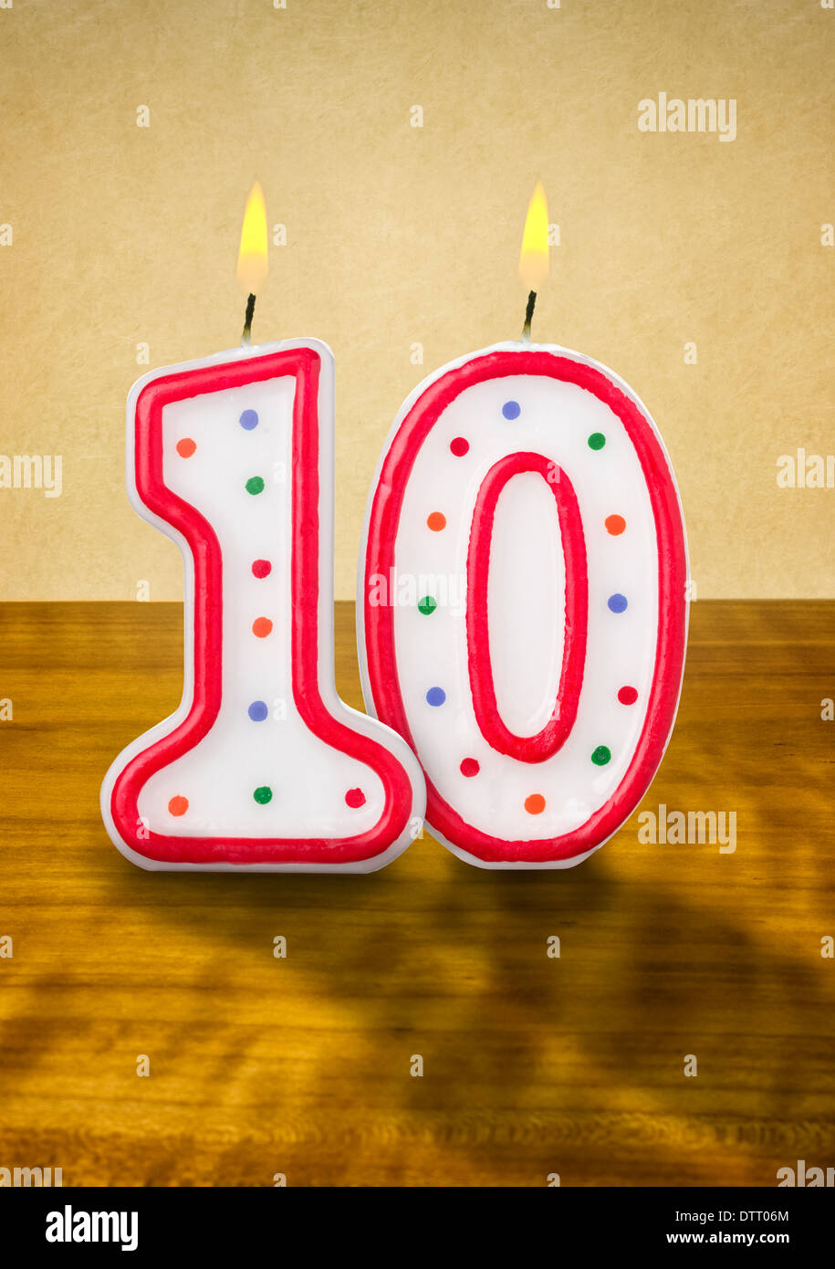 Brûler des bougies d'anniversaire numéro 10 Photo Stock - Alamy