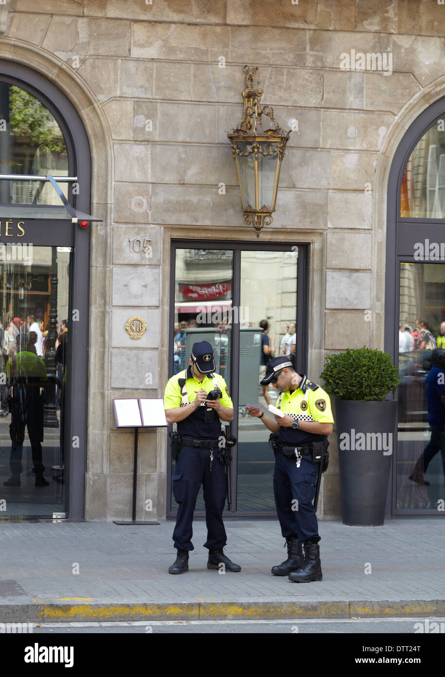 Deux policiers à Barcelone. Banque D'Images