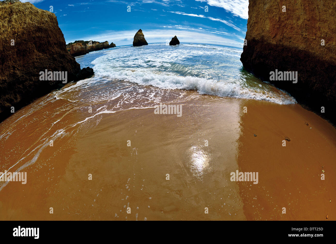 Le Portugal, l'Algarve : Vagues et rochers, à Prainha beach Banque D'Images