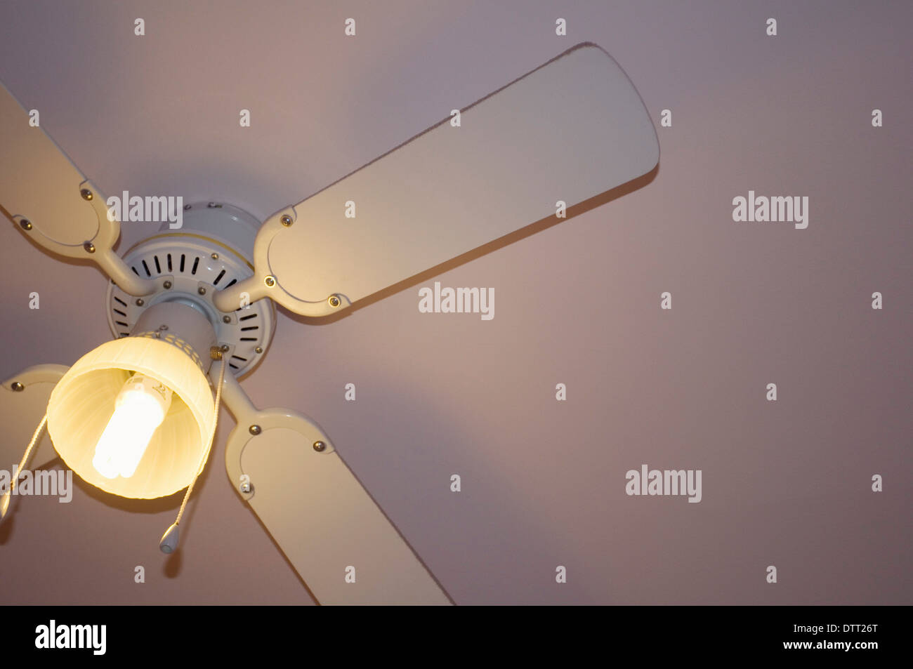 Ventilateur de plafond avec lampes à économie d'énergie Banque D'Images