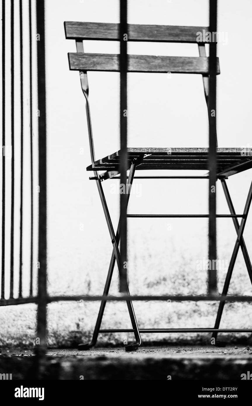 Image en noir et blanc d'une chaise vide sur balcon Banque D'Images