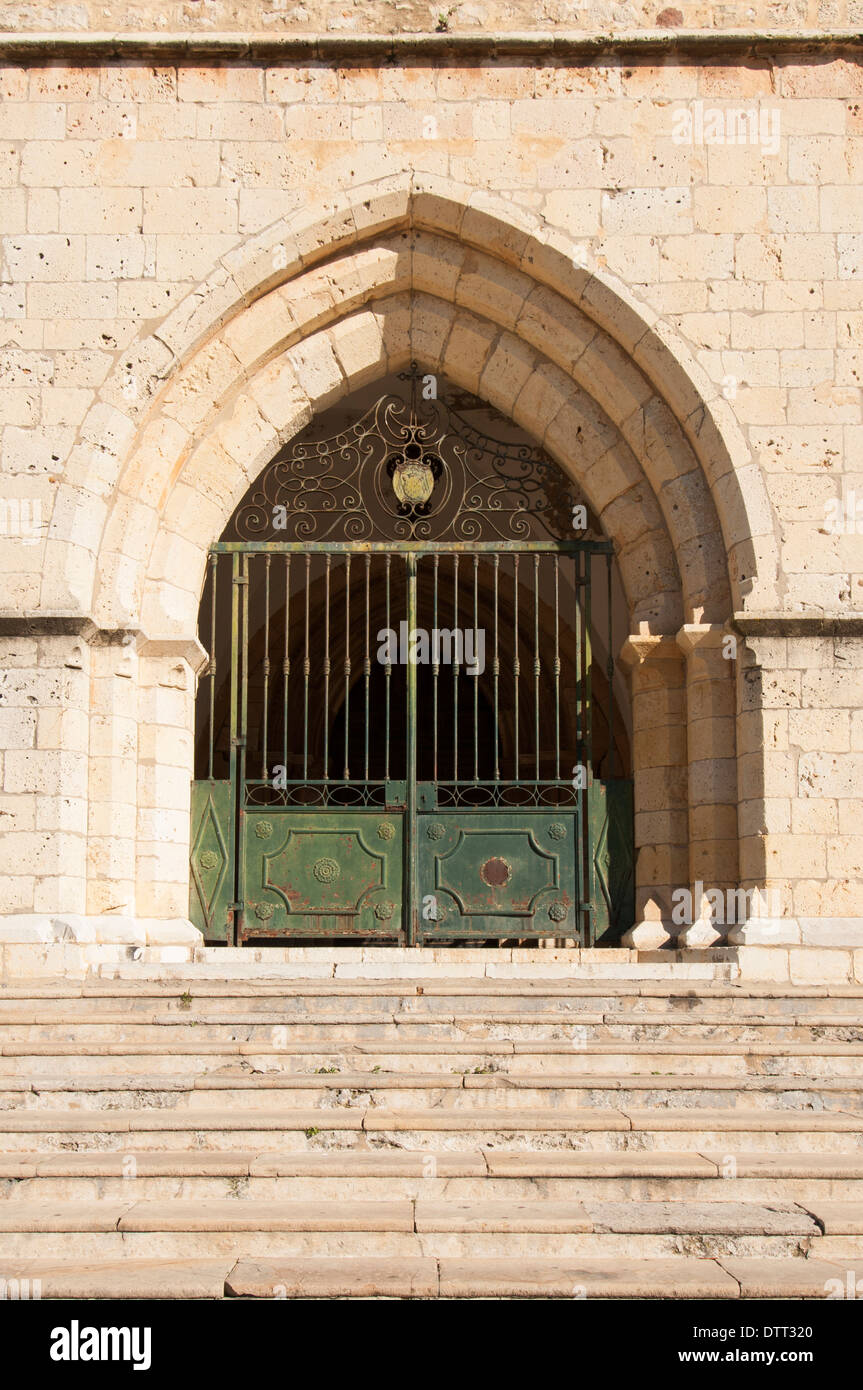 Portes en fer forgé orné d'une église dans le vieux Faro Portugal Banque D'Images