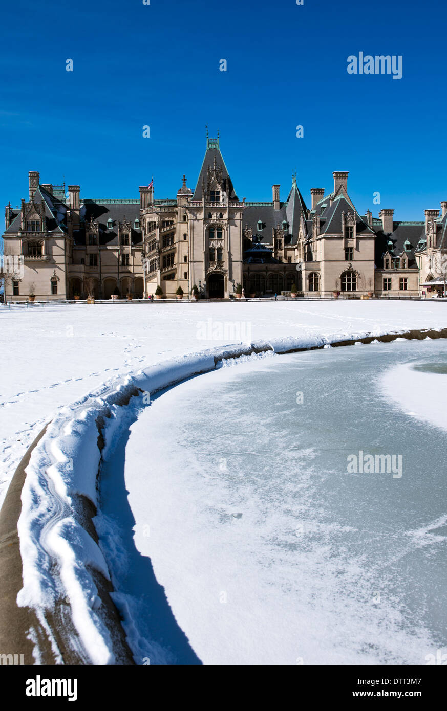 Le Biltmore Mansion, Vue de face, avec la neige au sol, Asheville, Caroline du Nord Banque D'Images