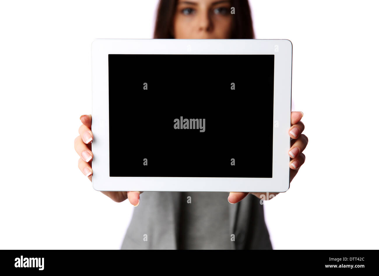 Femme montrant l'écran de l'ordinateur tablette isolé sur fond blanc Banque D'Images