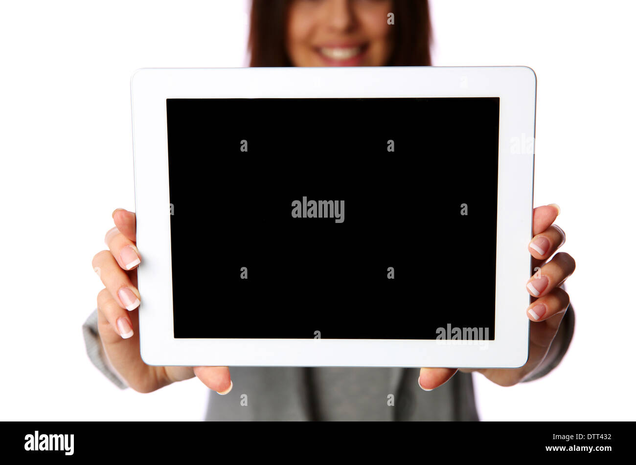 Femme montrant l'écran de l'ordinateur tablette isolé sur fond blanc Banque D'Images