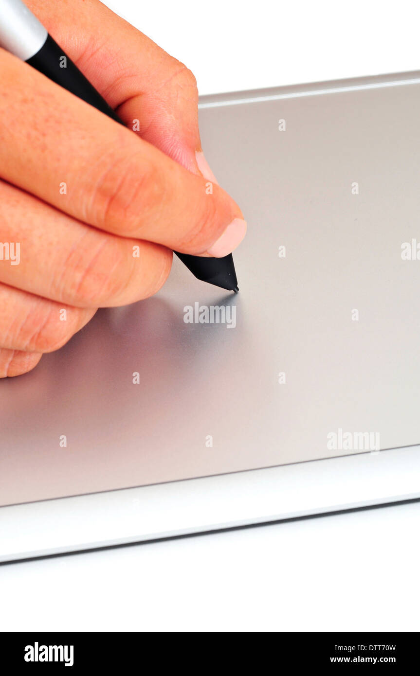 Quelqu'un à l'aide d'un stylet dans une tablette graphique Banque D'Images