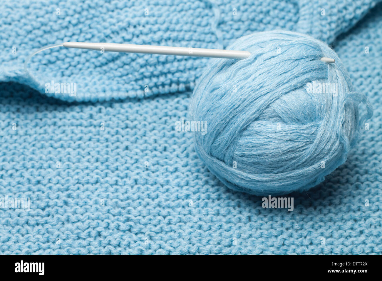 Pelote de laine bleu gris avec aiguille à tricoter Banque D'Images