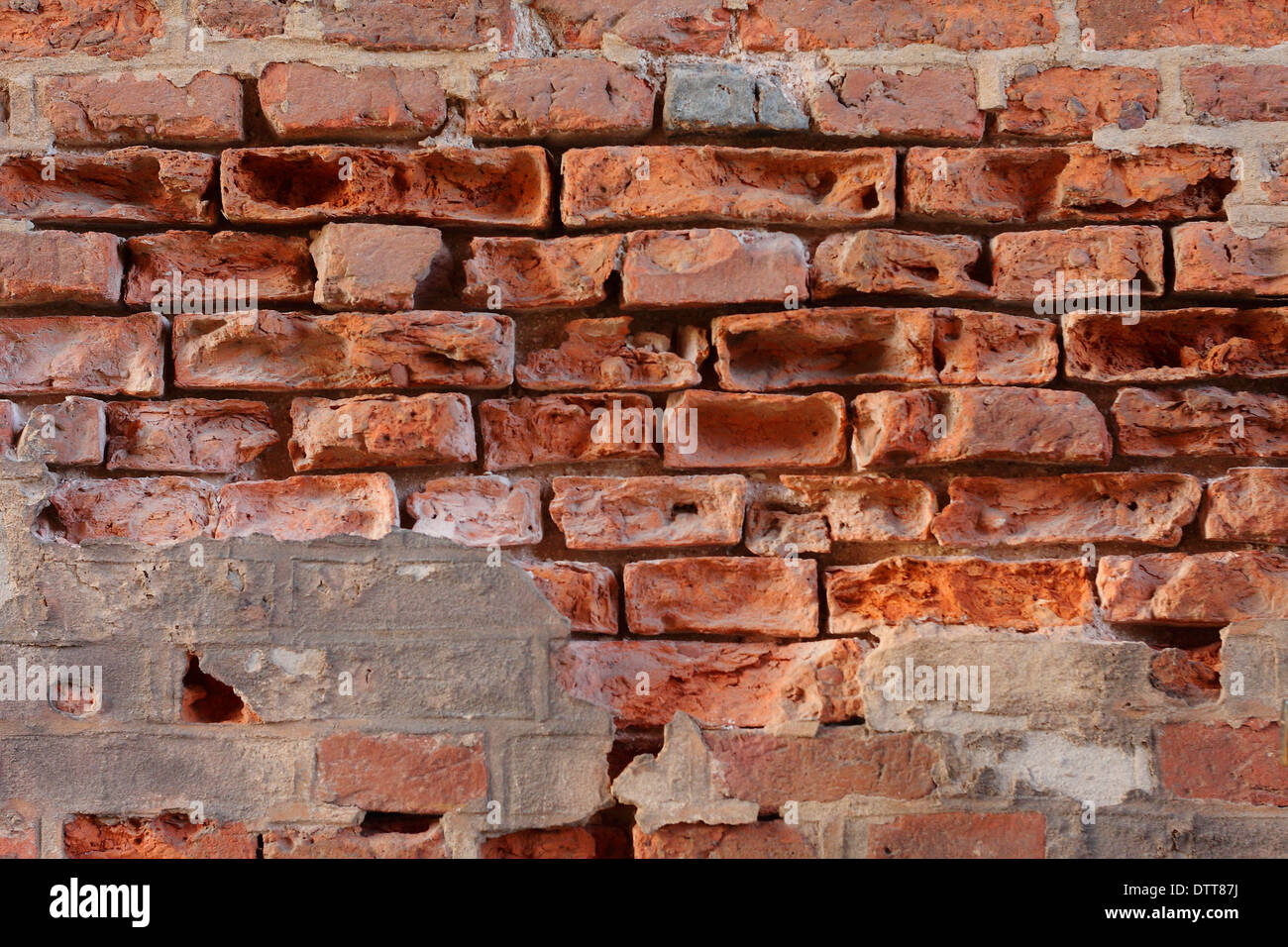 Mur de briques érodées endommagé sur une maison de campagne, England, UK Banque D'Images