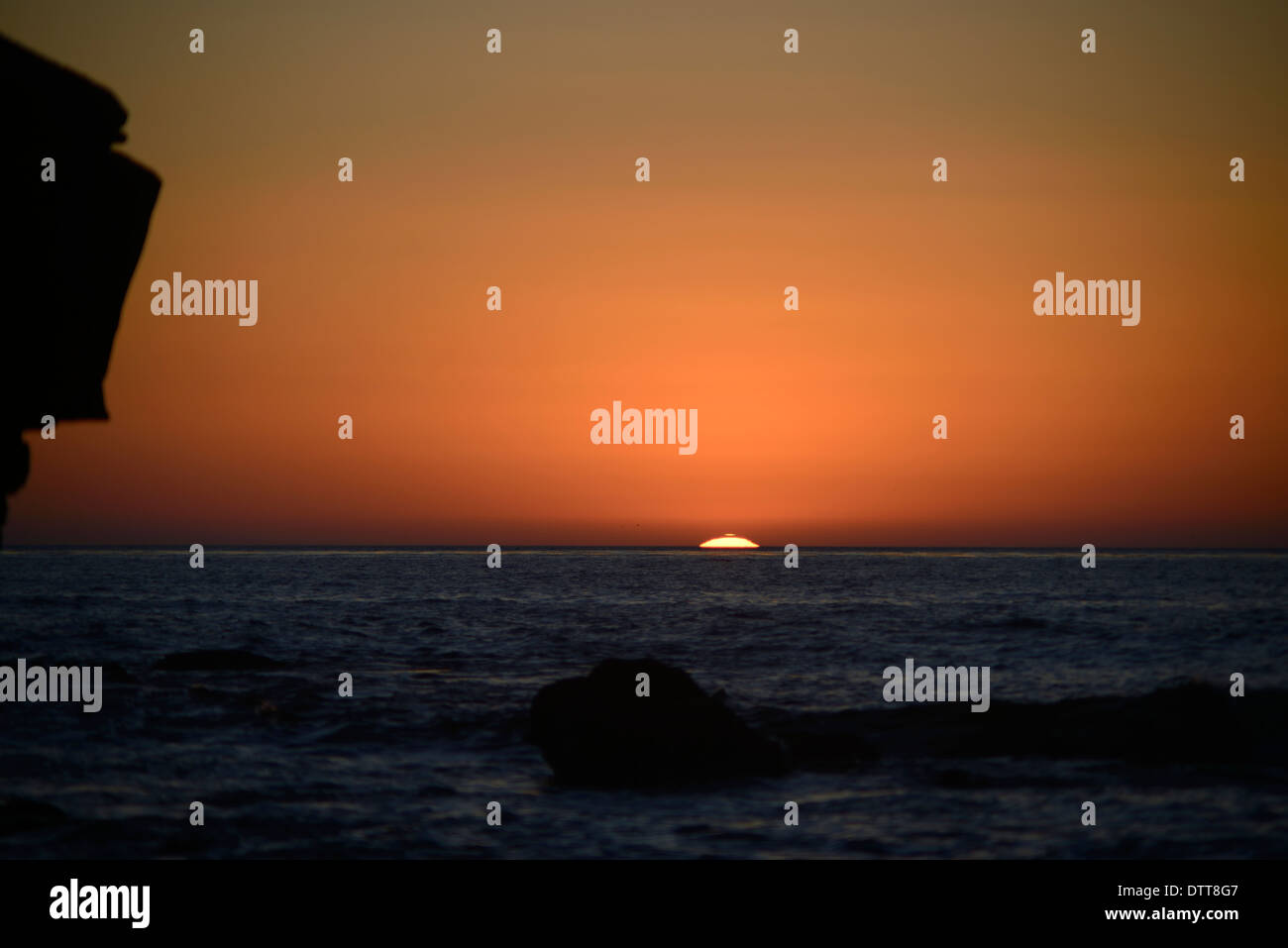 Une maquette mirage flash vert apparaît au-dessus le soleil au coucher du soleil à San Diego, Californie. © Craig M. Eisenberg Banque D'Images