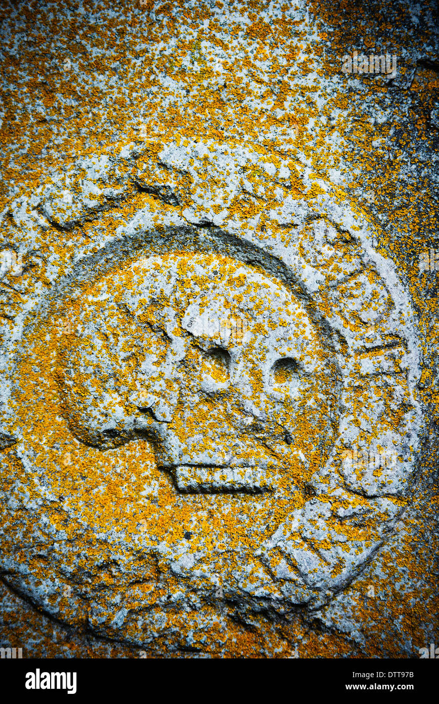 Close up of stone sur crâne tombe ancienne, Suède Banque D'Images