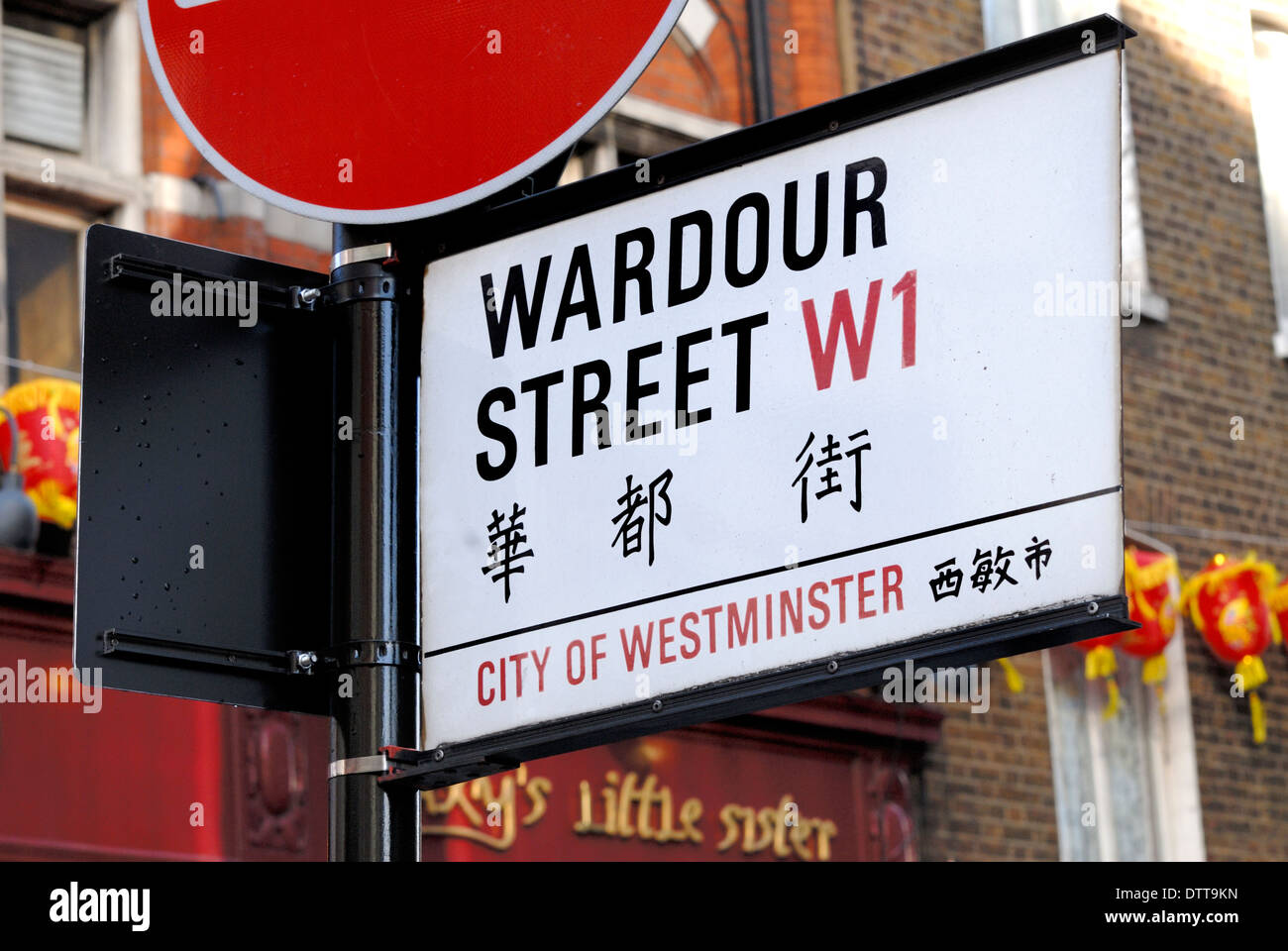 Londres, Angleterre, Royaume-Uni. Plaque de rue bilingue dans le quartier chinois - Wardour Street Banque D'Images