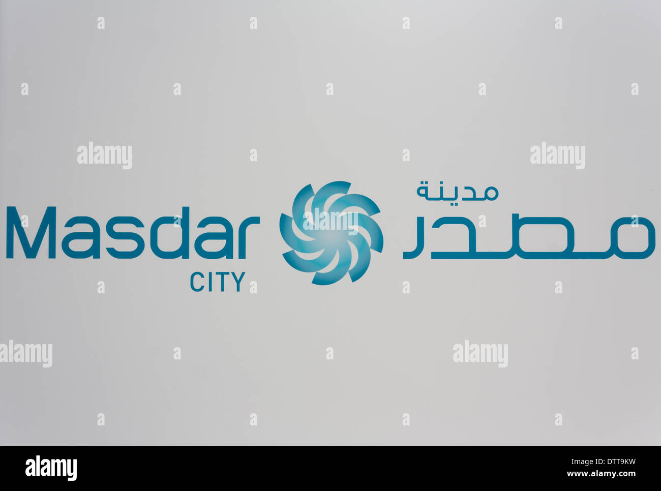 Signe pour le carbone de la ville de Masdar City en anglais et en arabe, à proximité de Abu Dhabi dans les ÉMIRATS ARABES UNIS Banque D'Images