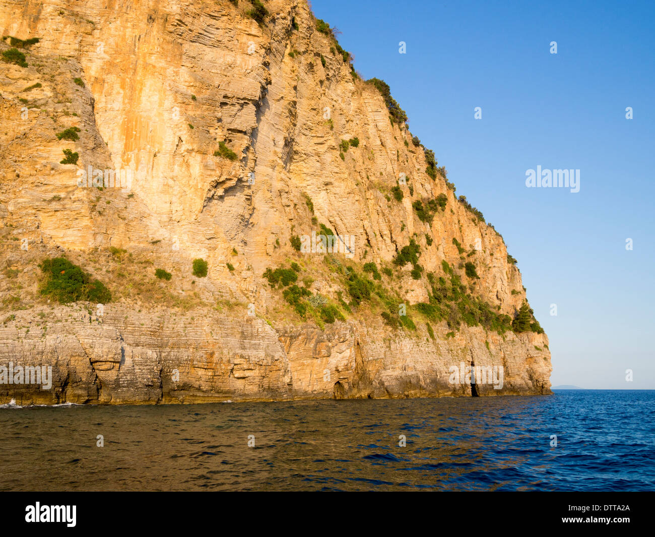 La mer immense rock formation par soirée ensoleillée Banque D'Images