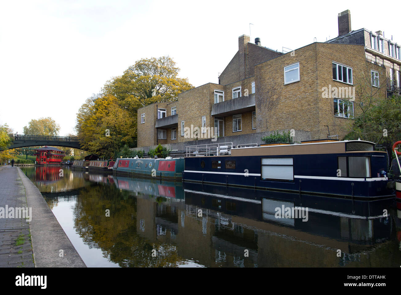 UK, Londres : bateaux étroits sont illustrés mored sur le Regents Canal près de Camden Town. Banque D'Images