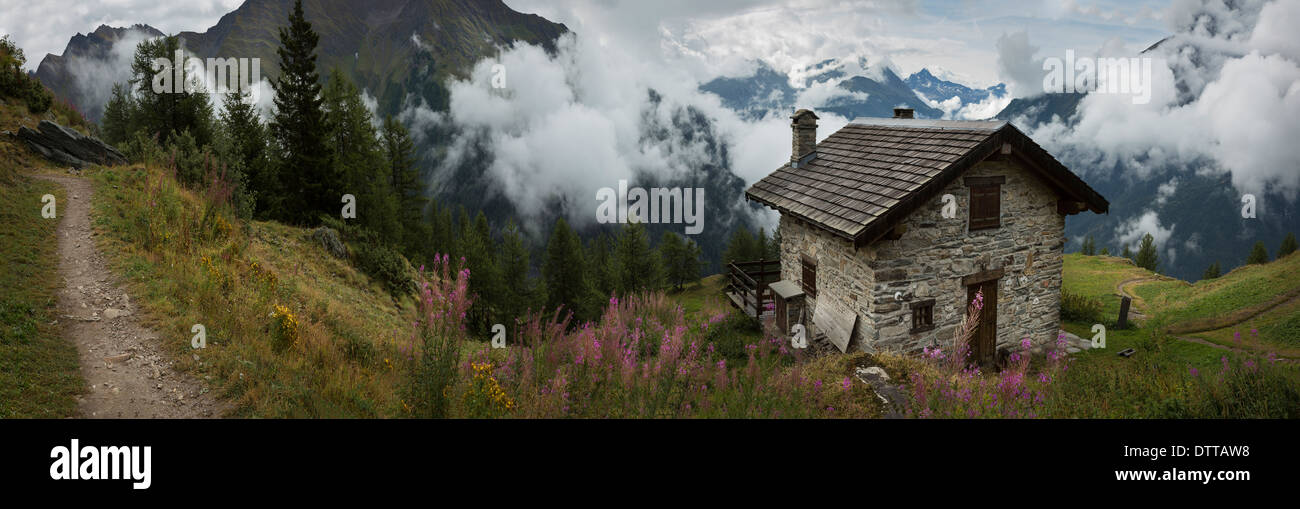 Maison en pierre près du Mont Blanc trail, Bertone Refuge, Italie Banque D'Images