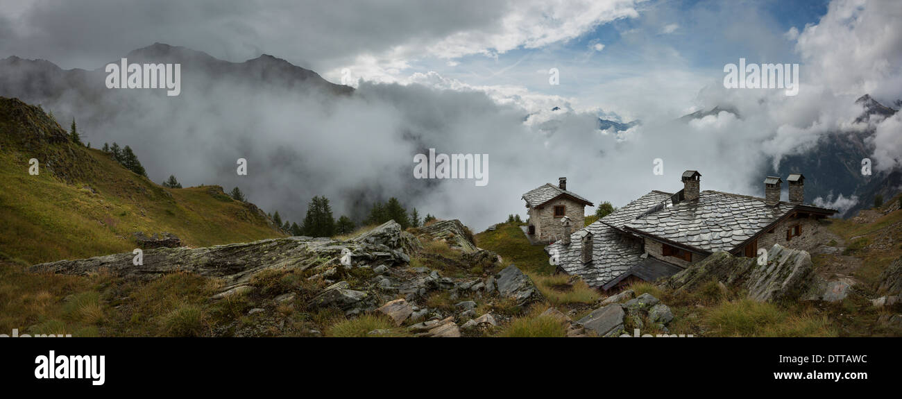 Maison en pierre près du Mont Blanc trail, Bertone Refuge, Italie Banque D'Images