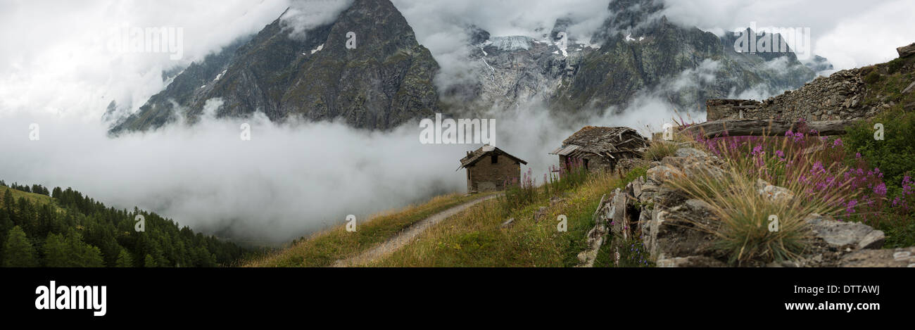 Cottages en pierre près du Mont Blanc trail, Bertone Refuge, Italie Banque D'Images