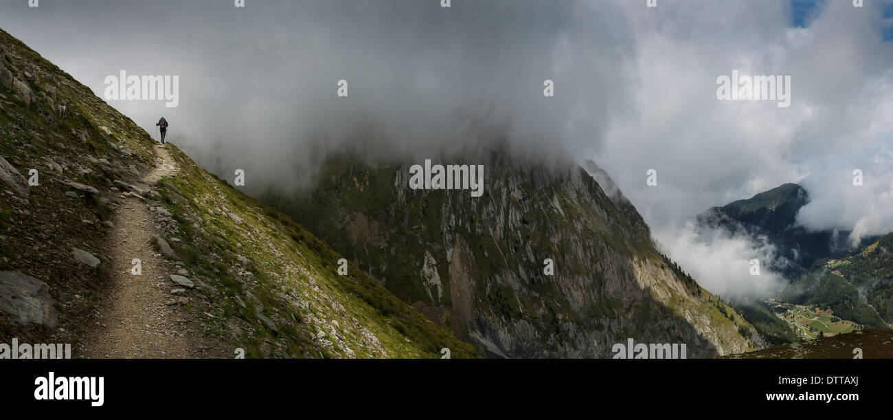 Chemin de montagne, et Mt. Blanc, Suisse Banque D'Images